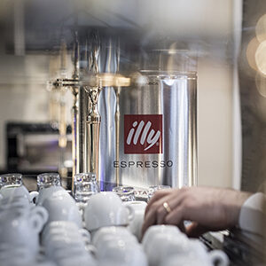 Illy_coffee_cups_in_a_bar_mobile
